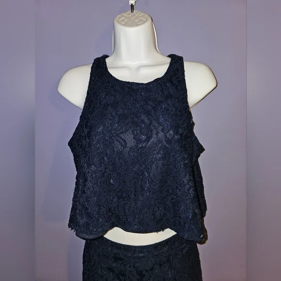 Two-piece Lulu's lace cropped skirt set in Navy Blue - Picture 7 of 16
